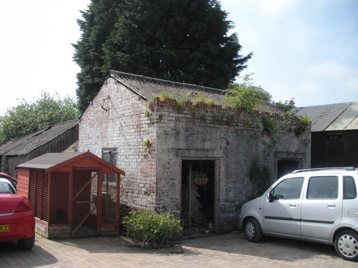 Conversion of outbuilding into B&B style accommodation (C1)
