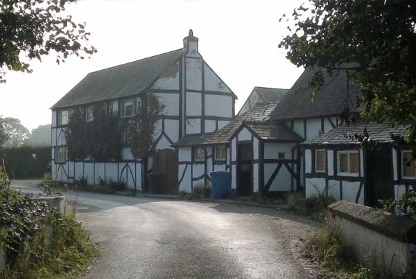 Demolition of Public House to create two dwellinghouses