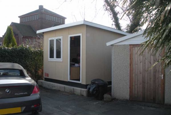 Retrospective permission following enforcement action to office outbuilding