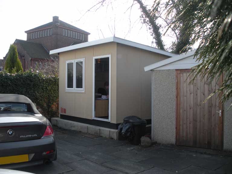 Retrospective permission following enforcement action to office outbuilding